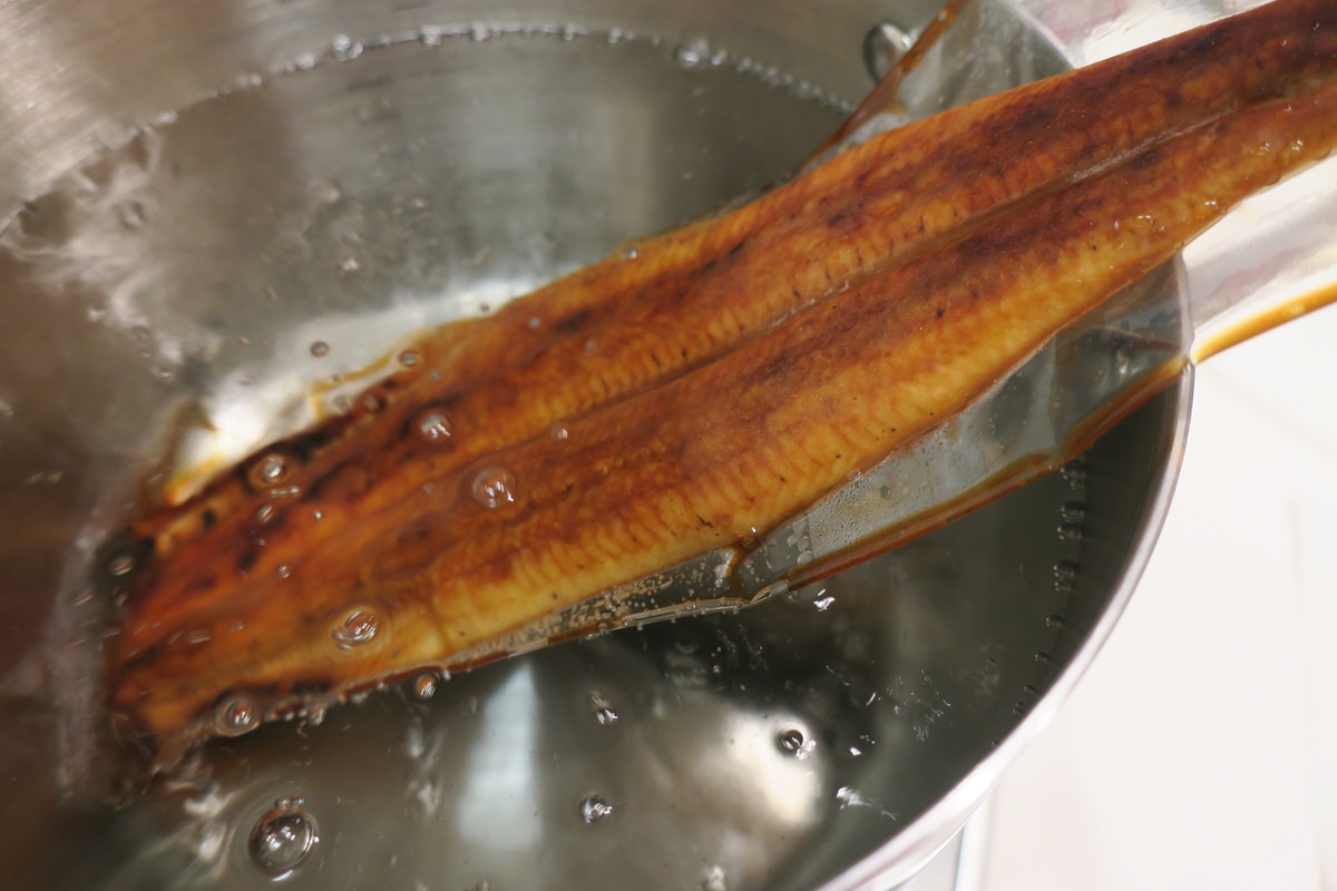 かわすいの新仔うなぎを湯煎して温める
