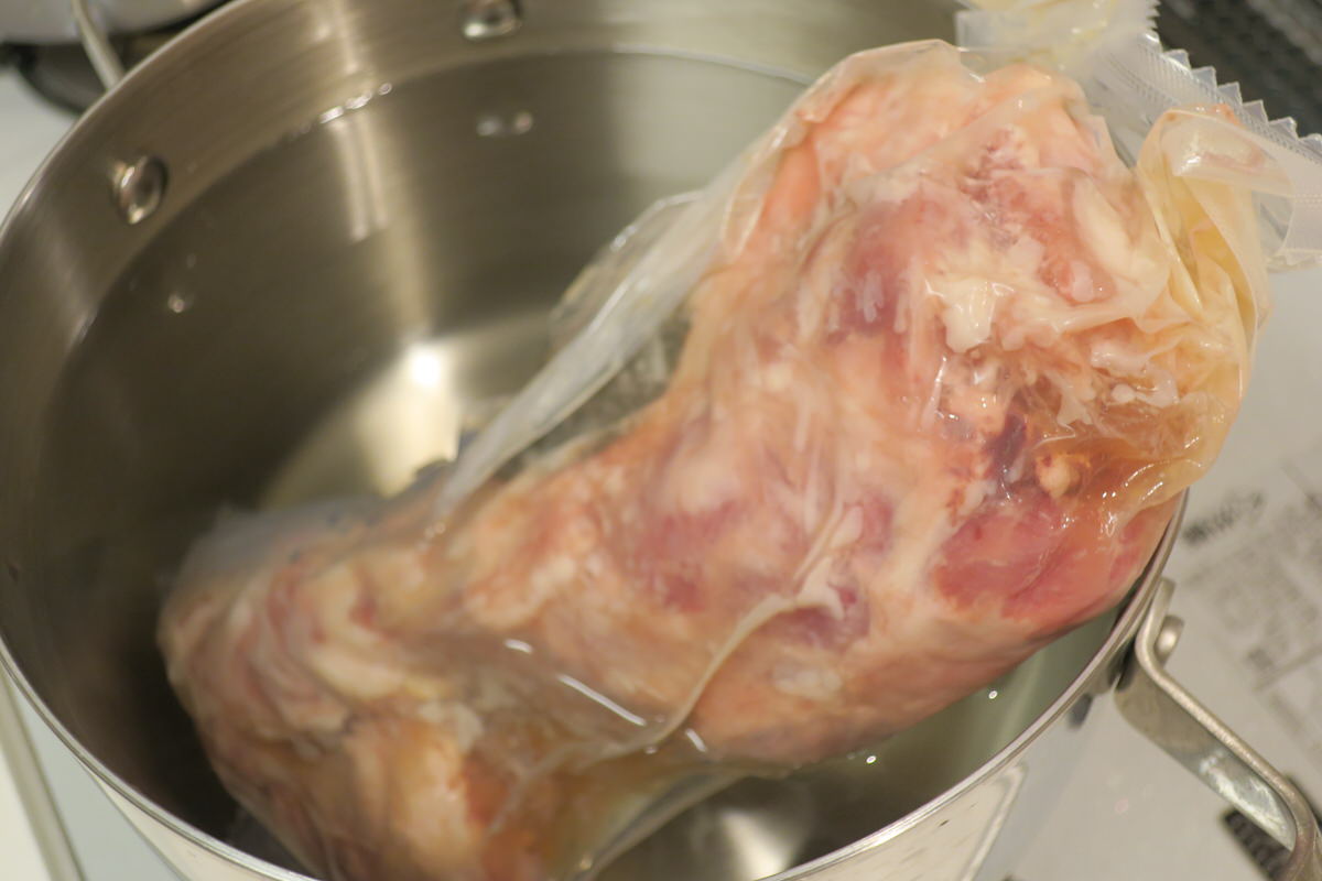 米久のアイスバインを湯煎する